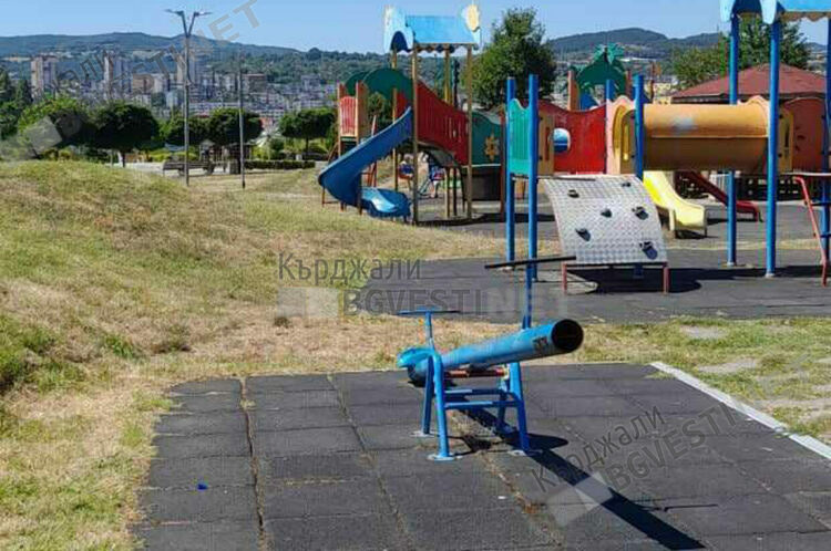 Дете на 6 години пострада на повредена от вандали пързалка в центъра на Кърджали/снимки/