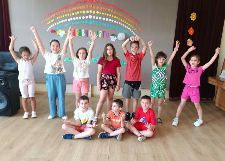 Летен карнавал в читалище "Яворов" забавлява децата