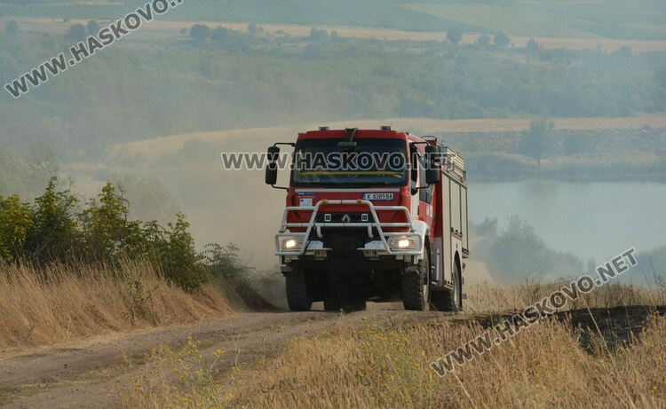 10 екипа на пожарната работят на огнището в Ивайловградско, чакат тежка техника и помощ от военните