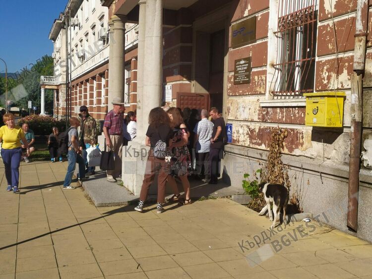 Опашка пред радиата в Кърджали,кърджалийци напират към медиите?!