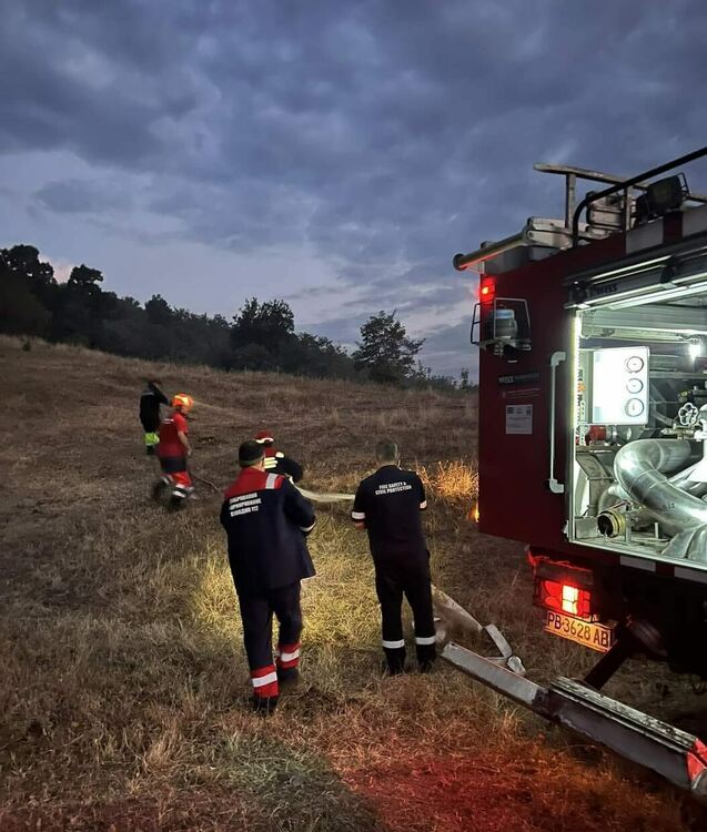 Пожарът в село Искра е локализиран, продължава доизгасяването му