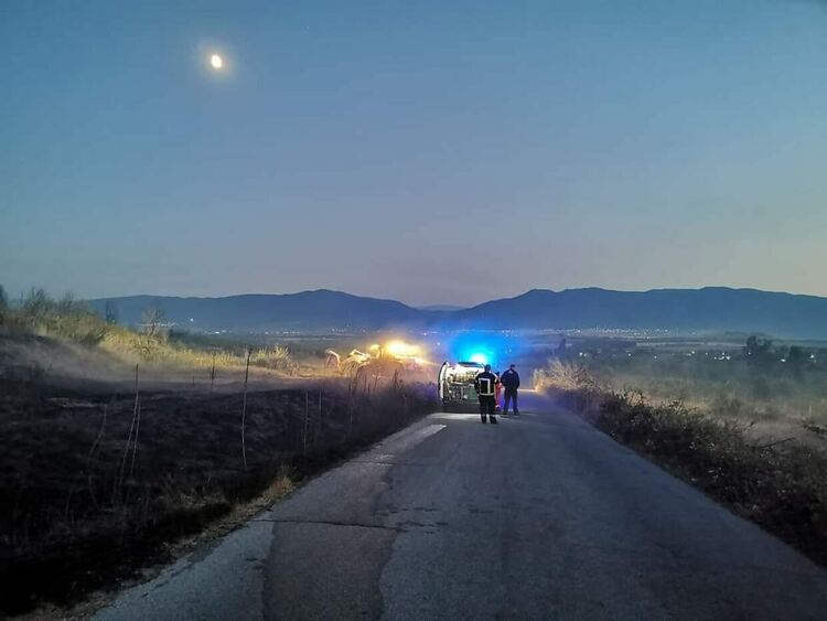 Пожарът в село Искра е локализиран, продължава доизгасяването му