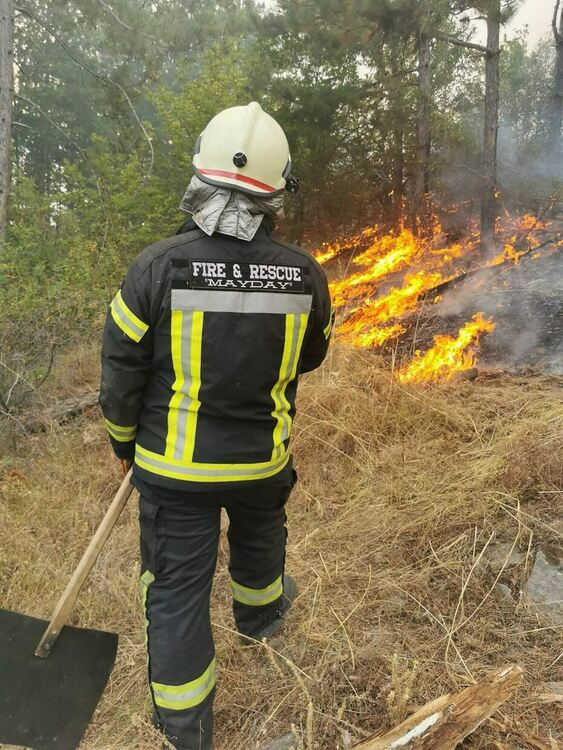 Пожарът в село Искра е локализиран, продължава доизгасяването му