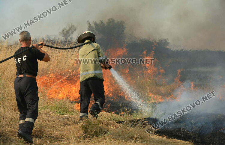 10 екипа на пожарната работят на огнището в Ивайловградско, чакат тежка техника и помощ от военните