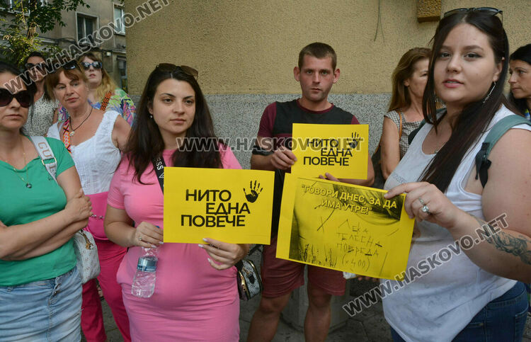Хасково изпрати подкрепата си към малтретираното момиче от Стара Загора и протестира срещу насилието
