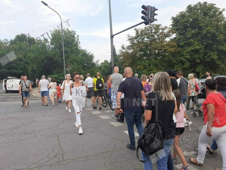 Стотици пред Съдебната палата в Кърджали в защита на обезобразеното с макетен нож момиче от Стара Загора