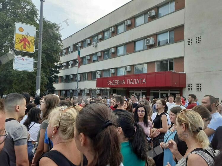 Стотици пред Съдебната палата в Кърджали в защита на обезобразеното с макетен нож момиче от Стара Загора