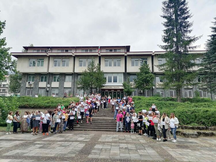 Десетки се събраха в Смолян на протест в подкрепа на обезобразеното момиче
