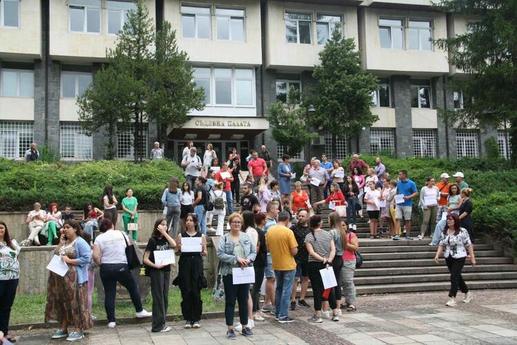 Десетки се събраха в Смолян на протест в подкрепа на обезобразеното момиче