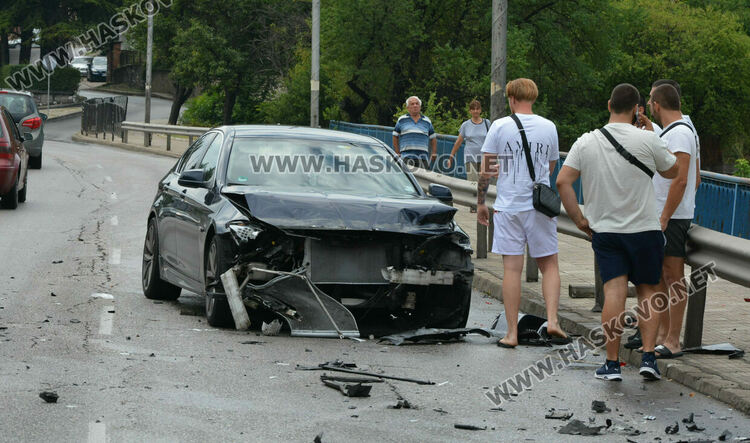 Младеж с БМВ се заби в мантинела на бул. „Освобождение“