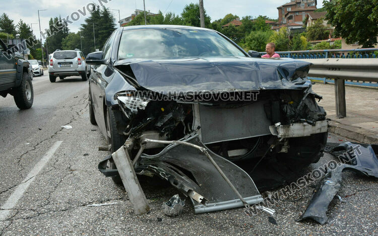 Младеж с БМВ се заби в мантинела на бул. „Освобождение“