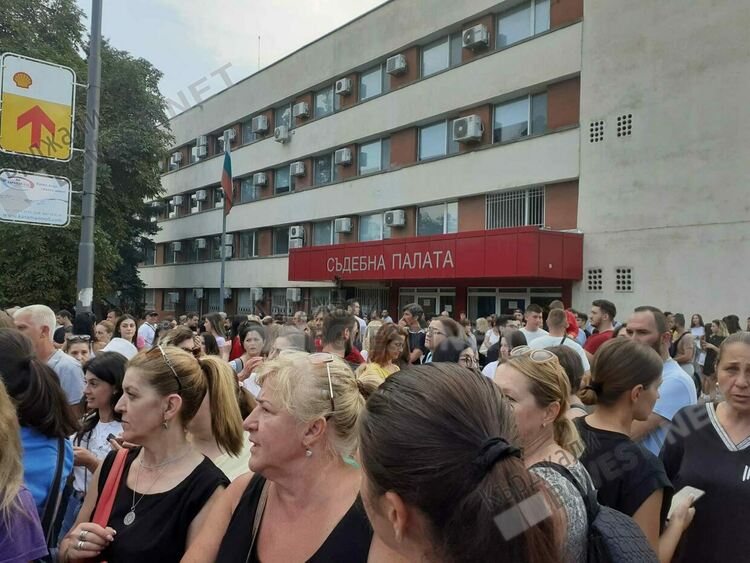 Стотици пред Съдебната палата в Кърджали в защита на обезобразеното с макетен нож момиче от Стара Загора