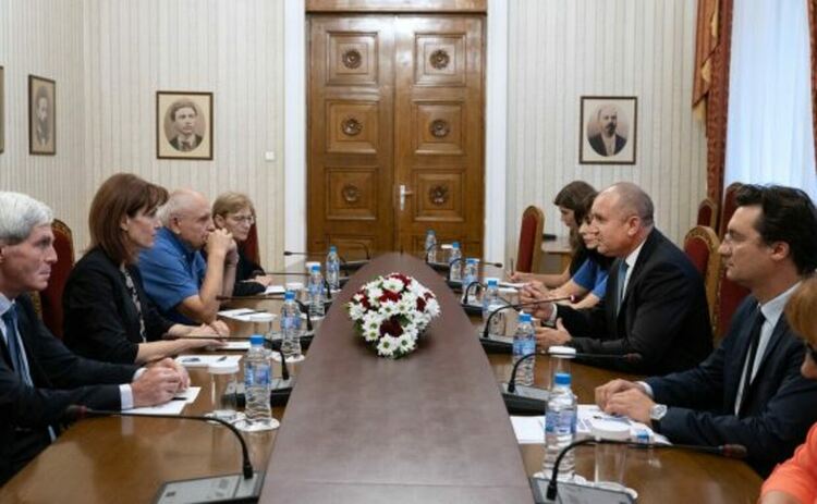 Указ на президента Радев: България избира кметове и общински съветници на 29 октомври