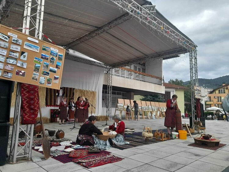 При голям интерес премина "Вечерта на Селча", с 28 традиционни ястия, обичаи и  песни в центъра на Девин