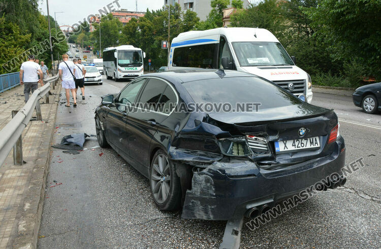 Младеж с БМВ се заби в мантинела на бул. „Освобождение“