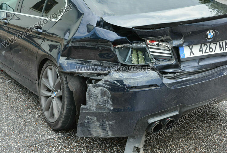 Младеж с БМВ се заби в мантинела на бул. „Освобождение“