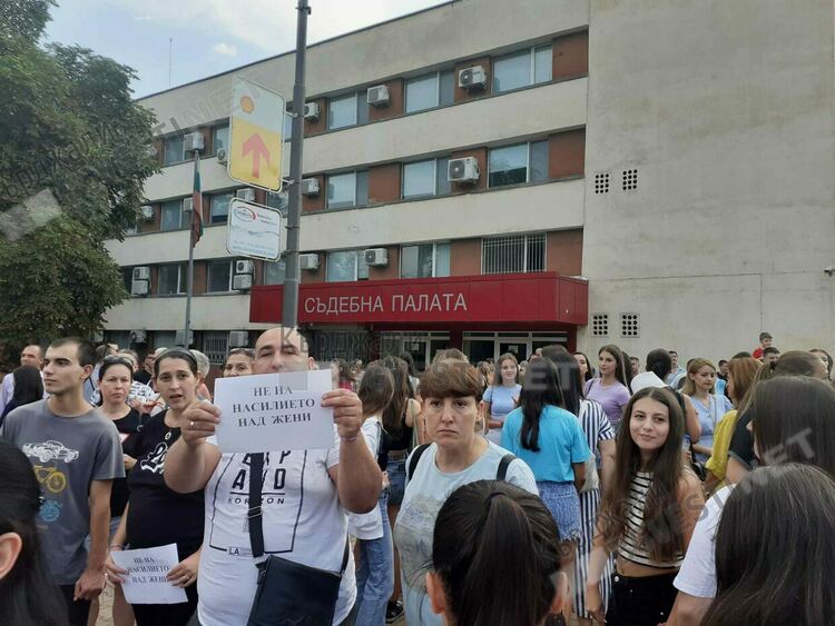 Стотици пред Съдебната палата в Кърджали в защита на обезобразеното с макетен нож момиче от Стара Загора