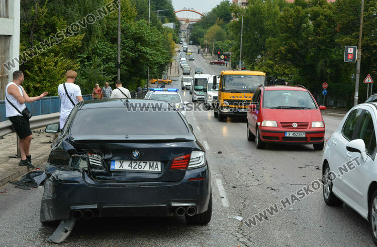Младеж с БМВ се заби в мантинела на бул. „Освобождение“