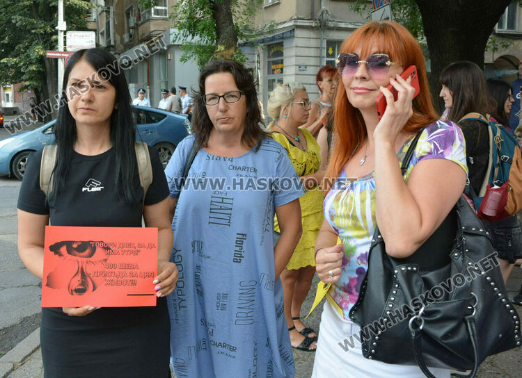 Хасково изпрати подкрепата си към малтретираното момиче от Стара Загора и протестира срещу насилието