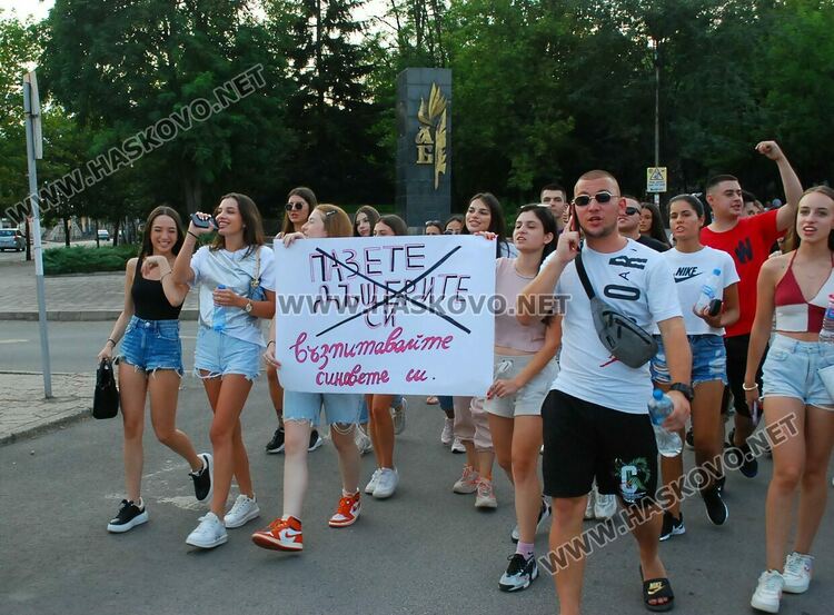 Хасково изпрати подкрепата си към малтретираното момиче от Стара Загора и протестира срещу насилието