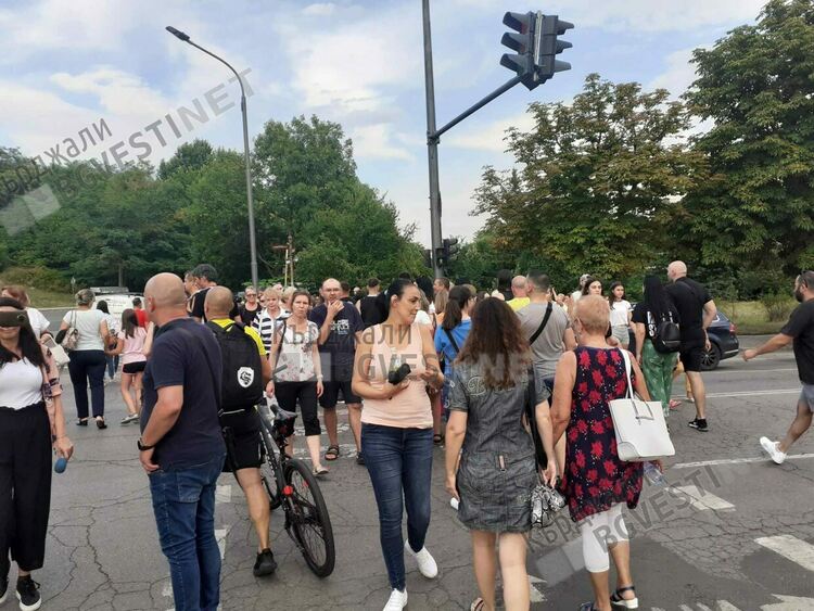 Стотици пред Съдебната палата в Кърджали в защита на обезобразеното с макетен нож момиче от Стара Загора