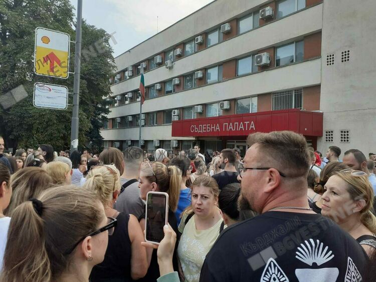 Стотици пред Съдебната палата в Кърджали в защита на обезобразеното с макетен нож момиче от Стара Загора