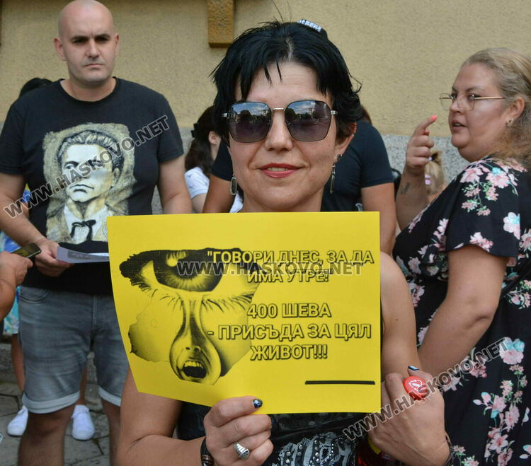 Хасково изпрати подкрепата си към малтретираното момиче от Стара Загора и протестира срещу насилието