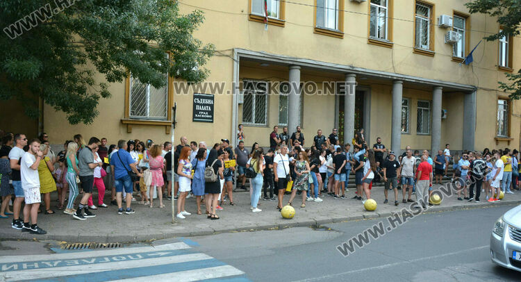 Хасково изпрати подкрепата си към малтретираното момиче от Стара Загора и протестира срещу насилието