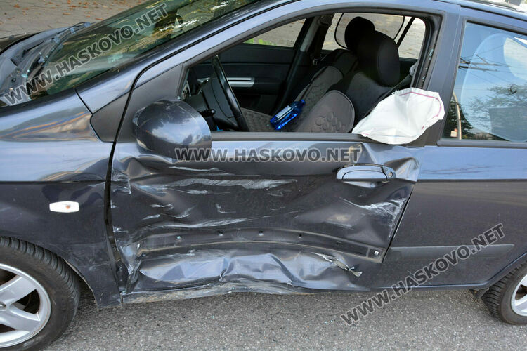 Хюндай и Субару се разбиха на кръстовището до Цигарената фабрика