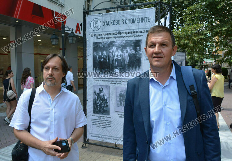 Инициаторът и автор на изложбата Георги Станков /вляво и кметът Станислав Дечев