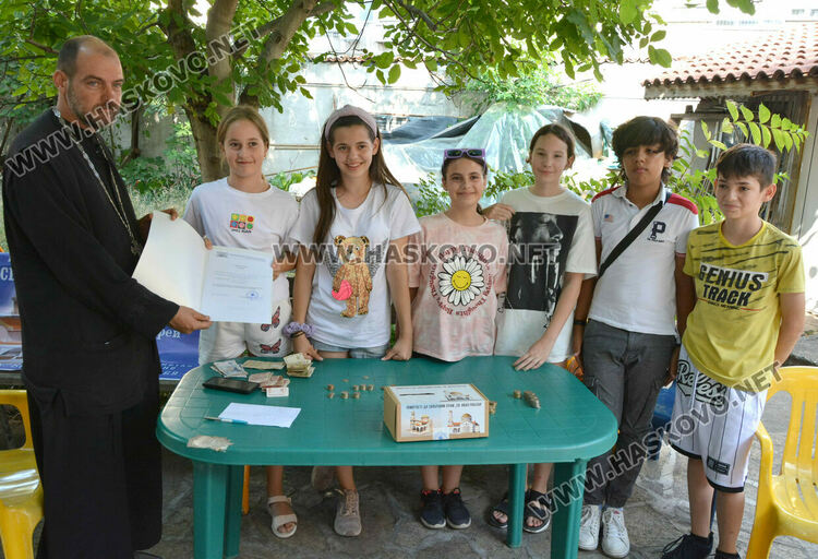 Кампанията на деца от Хасково за новата църква събра пари за 1 куб.дърва