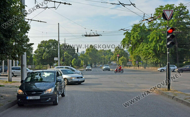 Хюндай и Субару се разбиха на кръстовището до Цигарената фабрика