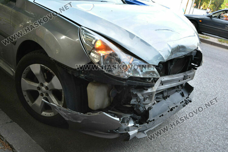 Хюндай и Субару се разбиха на кръстовището до Цигарената фабрика