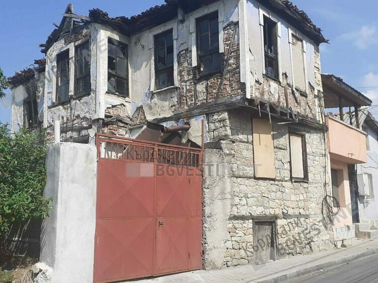 Предприемат спешни мерки спрямо опасните сгради по улиците „Иван Вазов“ и „Климент Охридски“