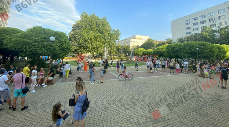 "Нито една повече" - Мирно шествие против насилието събуди изключителна гражданска енергия в Димитровград 