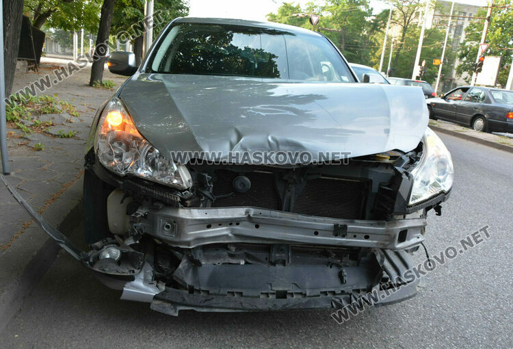 Хюндай и Субару се разбиха на кръстовището до Цигарената фабрика