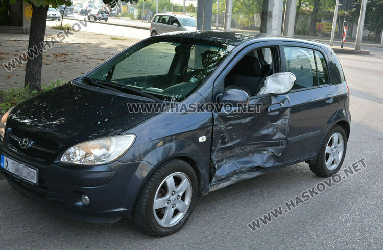 Хюндай и Субару се разбиха на кръстовището до Цигарената фабрика