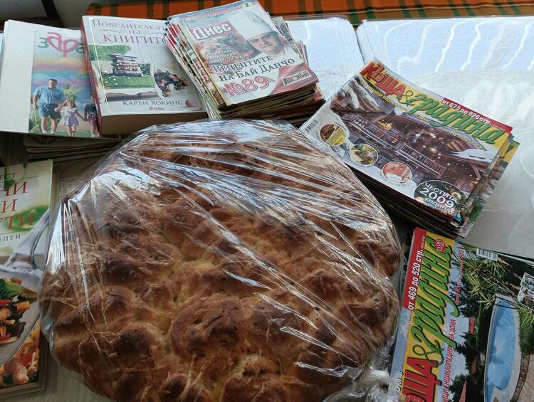 Дамите от ГЕРБ дариха книги на пенсионерите от кв. Каптажа 