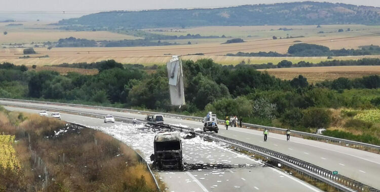 Магистрала „Марица“ остава затворена заради изгорелия тир, потече ток по мантинелата