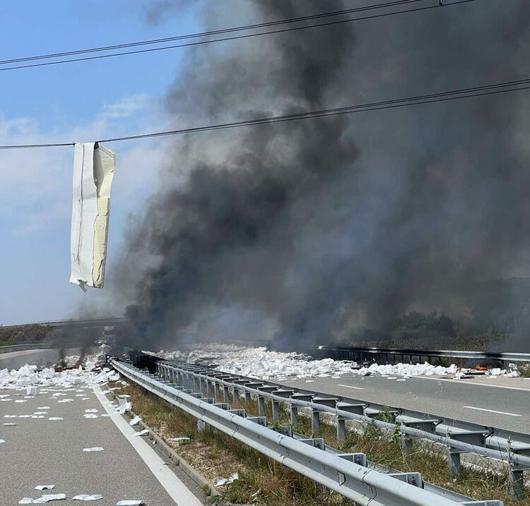 Магистрала „Марица“ остава затворена заради изгорелия тир, потече ток по мантинелата