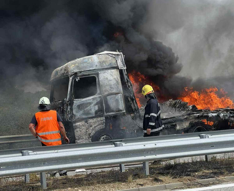 Магистрала „Марица“ остава затворена заради изгорелия тир, потече ток по мантинелата