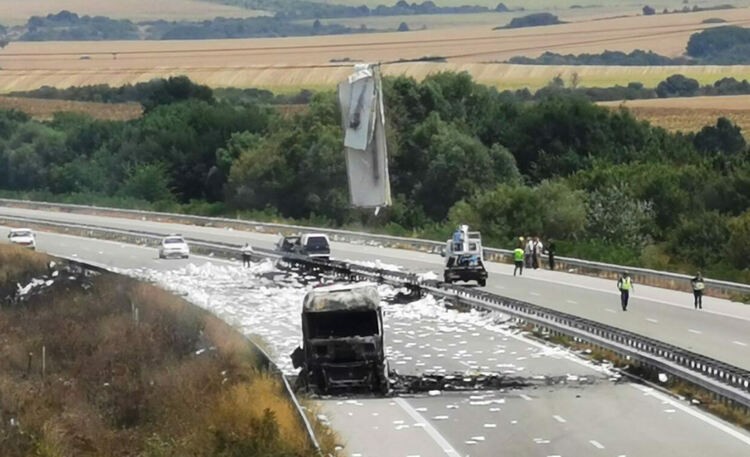 Магистрала „Марица“ остава затворена заради изгорелия тир, потече ток по мантинелата