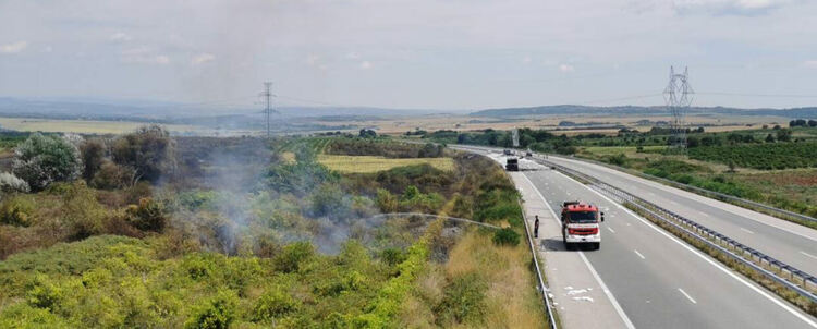 Магистрала „Марица“ остава затворена заради изгорелия тир, потече ток по мантинелата