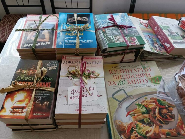 Дамите от ГЕРБ дариха книги на пенсионерите от кв. Каптажа 