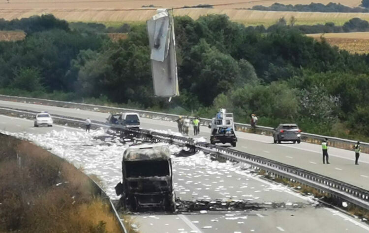 Магистрала „Марица“ остава затворена заради изгорелия тир, потече ток по мантинелата