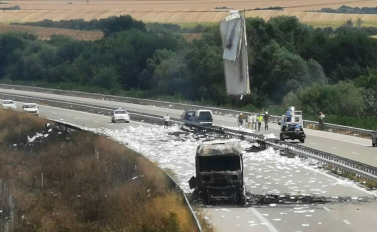 Магистрала „Марица“ остава затворена заради изгорелия тир, потече ток по мантинелата