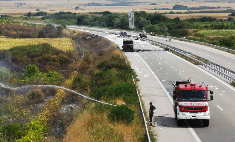 Магистрала „Марица“ остава затворена заради изгорелия тир, потече ток по мантинелата
