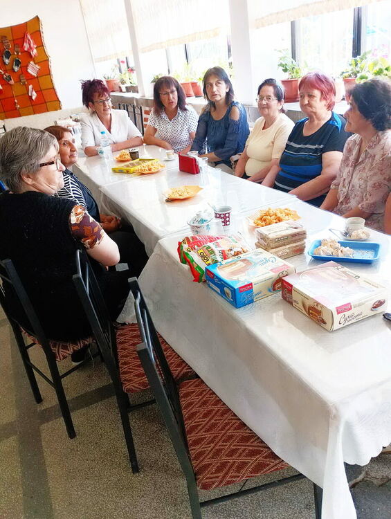 Дамите от ГЕРБ дариха книги на пенсионерите от кв. Каптажа 