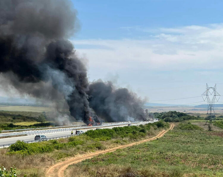Тир изгоря на магистрала „Марица“