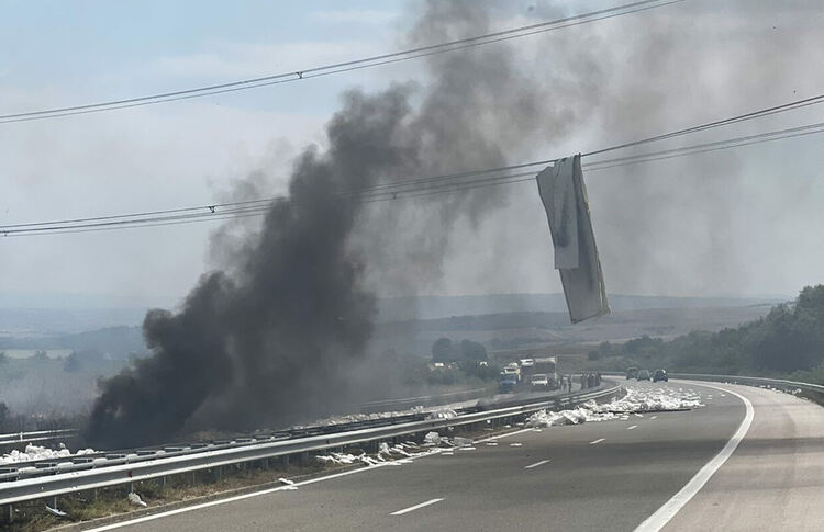 Магистрала „Марица“ остава затворена заради изгорелия тир, потече ток по мантинелата